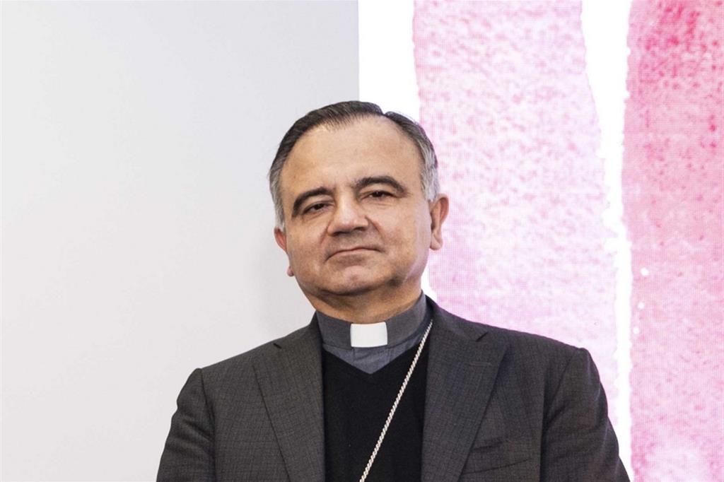 Il vescovo difende la mostra blasfema e dà la colpa ai fedeli